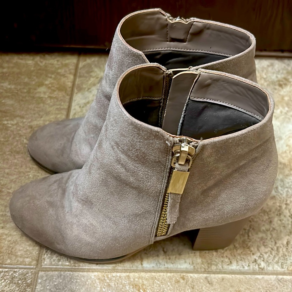 Size 8 taupe heel boot